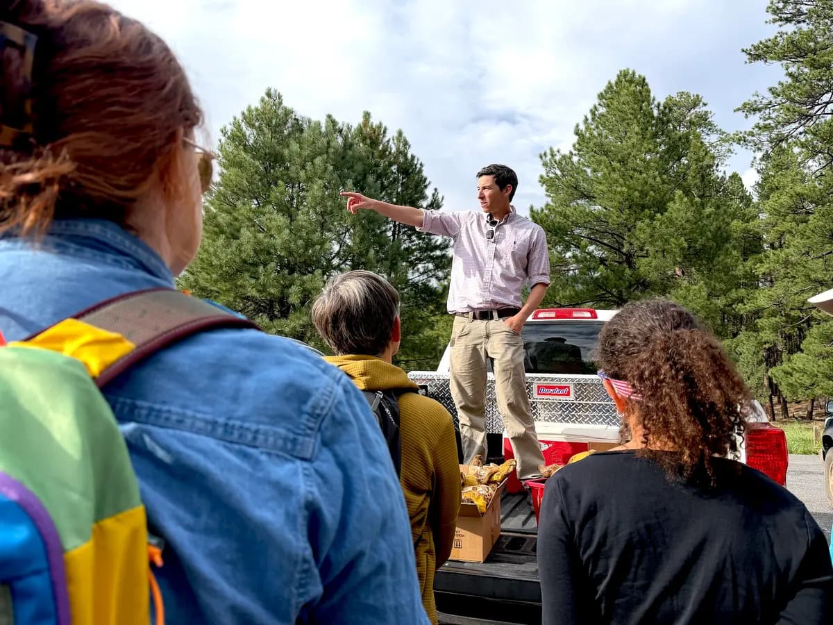 <em>Mike Dechter, director ejecutivo de la Sociedad Micológica de Arizona, durante una excursión grupal en el Bosque Nacional Coconino, en el norte de Arizona, el 14 de agosto de 2026. (Allan Stein/The Epoch Times).</em>
