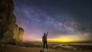 Un astrofotógrafo realza impresionantes tomas de la Vía Láctea con innovadores paisajes nocturnos