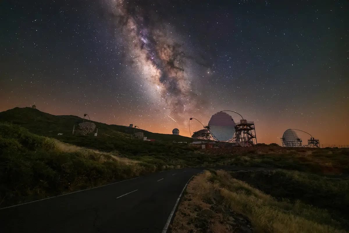 Tcherkasski fotografió el Observatorio Roque de los Muchachos en La Palma, Islas Canarias, con la Vía Láctea de fondo. (Cortesía de Evgeni Tcherkasski).