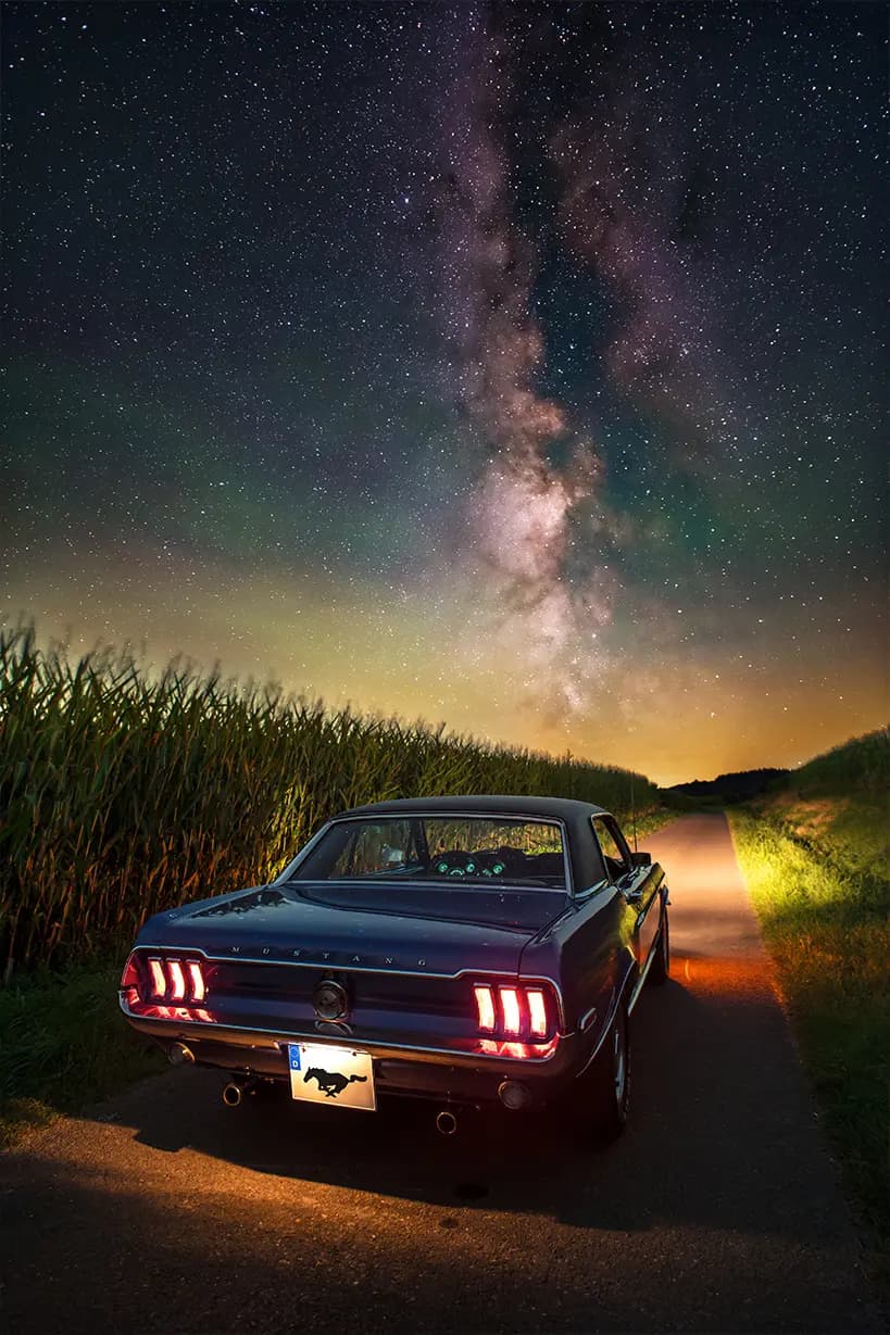Un Ford Mustang de 1968 fotografiado bajo un mar de estrellas. (Cortesía de Evgeni Tcherkasski).