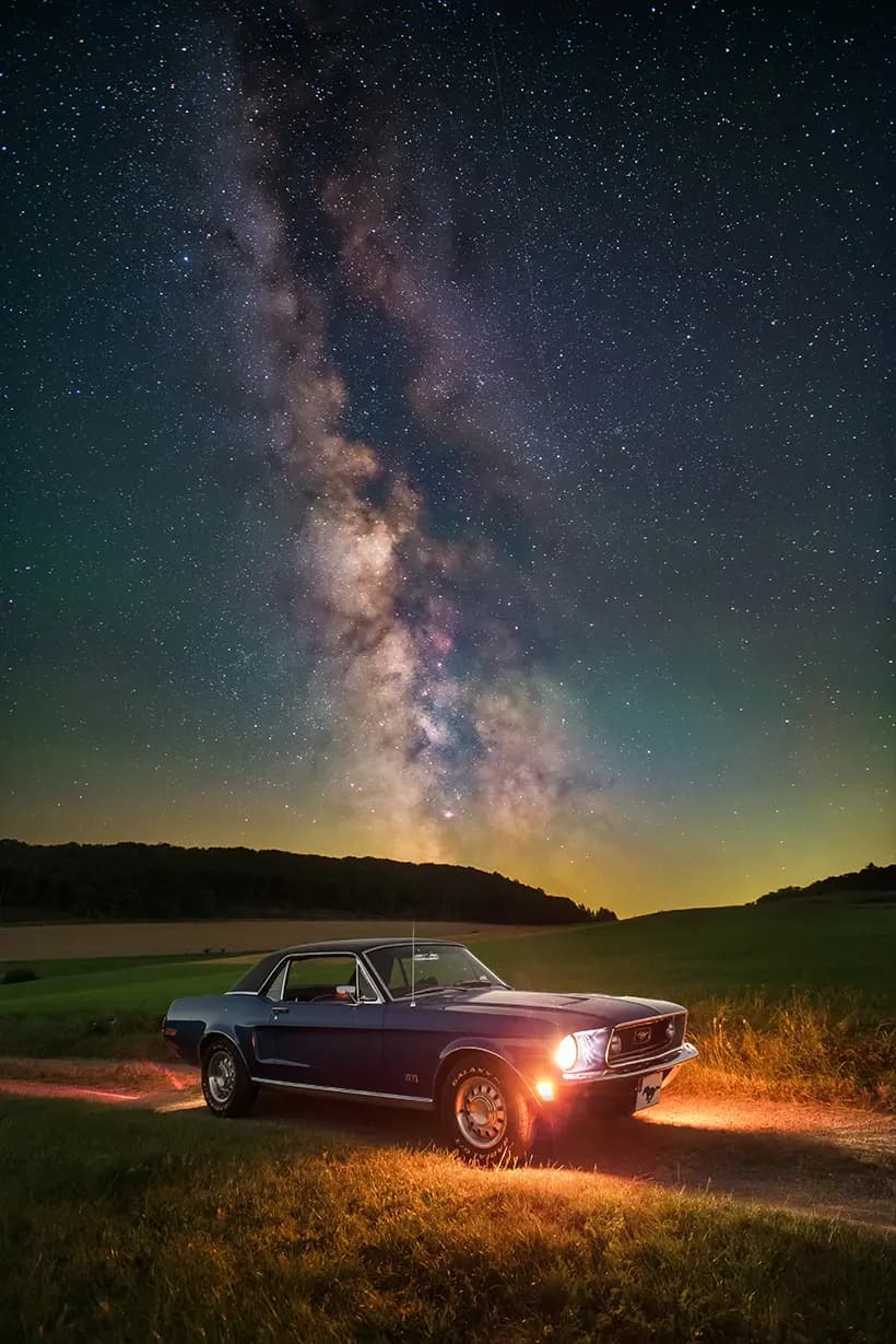 Tcherkasski empleó tácticamente los faros del coche para lograr una iluminación sutil durante la sesión de astrofotografía. (Cortesía de Evgeni Tcherkasski).