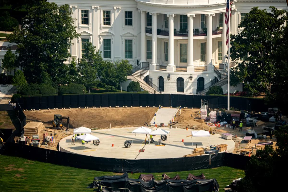 Continúan las obras de construcción de un nuevo helipuerto en el jardín sur de la Casa Blanca en Washington, el 10 de agosto de 2026. (Andrew Harnik/Getty Images)
