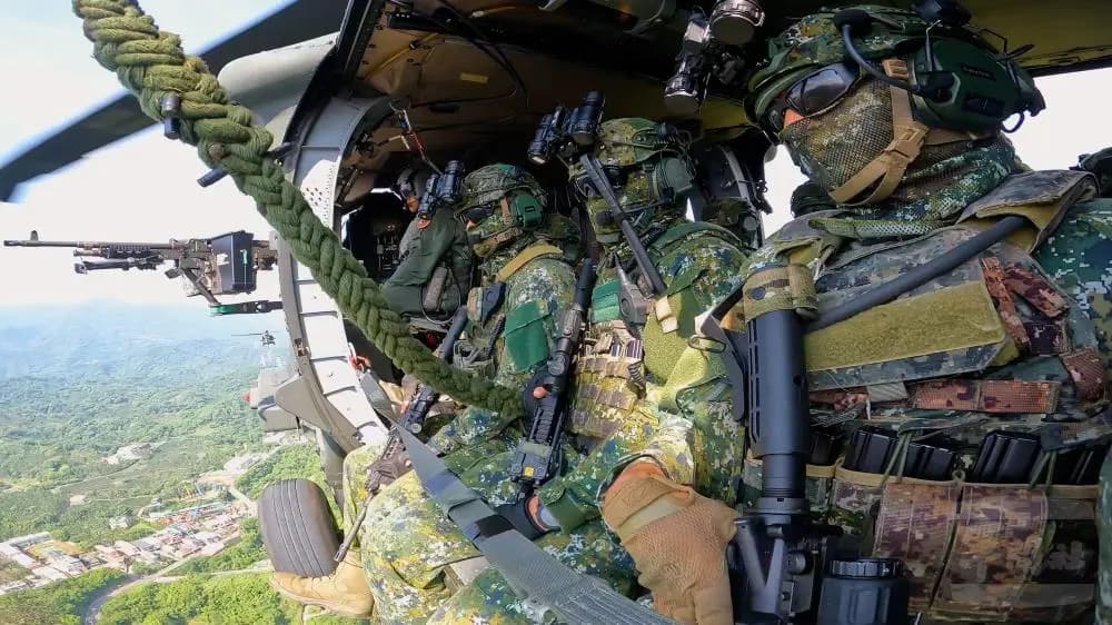 Tropas de operaciones especiales taiwanesas participan en un simulacro de infiltración aérea durante los ejercicios militares Han Kuang 42 en Taoyuan, Taiwán, el 12 de agosto de 2026. (Cortesía del Ministerio de Defensa Nacional de Taiwán).