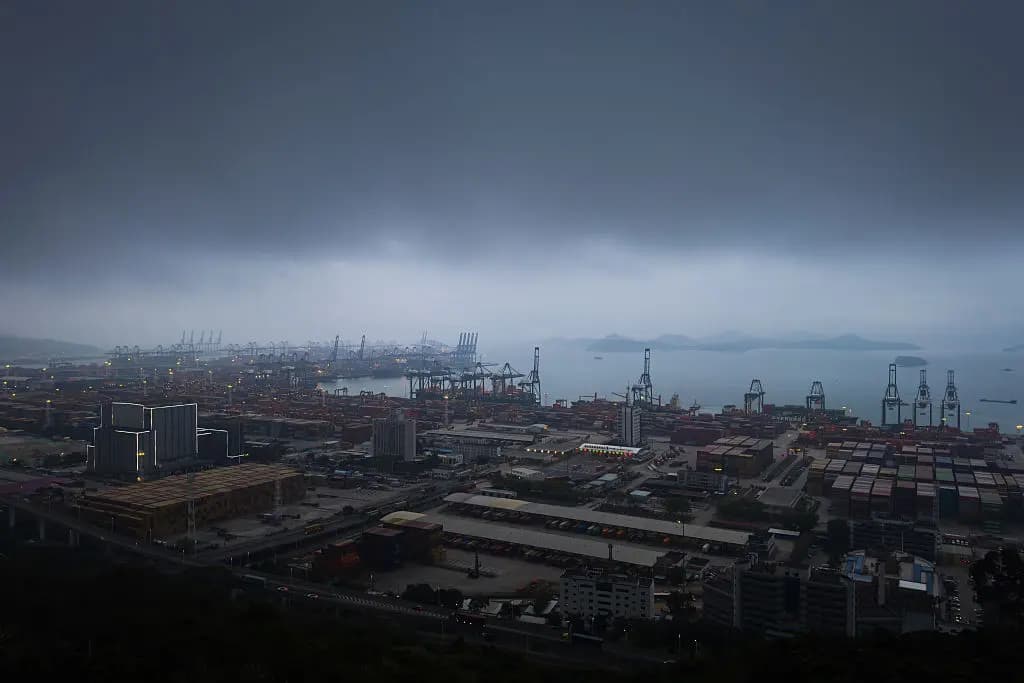 Terminales internacionales de contenedores de Yantian bajo densas nubes de tormenta en Shenzhen, China, el 11 de abril de 2025. (Cheng Xin/Getty Images).