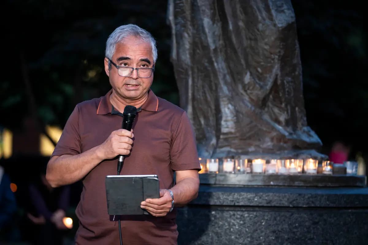 Ilshat Kokbore, director de investigación de Uyghur Studies, habla durante la vigilia con velas por la masacre de la Plaza de Tiananmen, celebrada en el Monumento a las Víctimas del Comunismo en Washington el 4 de junio de 2026. (Madalina Kilroy/The Epoch Times)