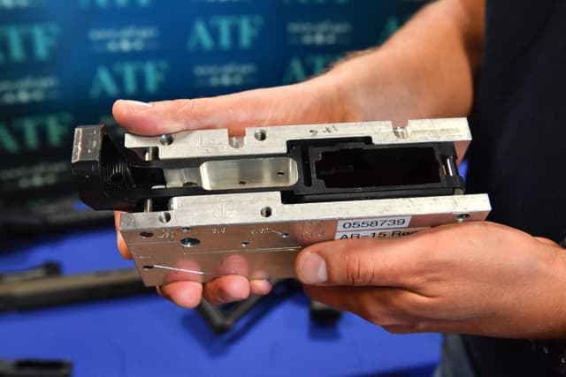 Una plantilla y un receptor de un rifle «arma fantasma» incautado en una operación de las autoridades federales se exhiben en la oficina regional de la Oficina de Alcohol, Tabaco, Armas de Fuego y Explosivos (ATF) en Glendale, California, el 18 de abril de 2022. (Robyn Beck/AFP vía Getty Images)