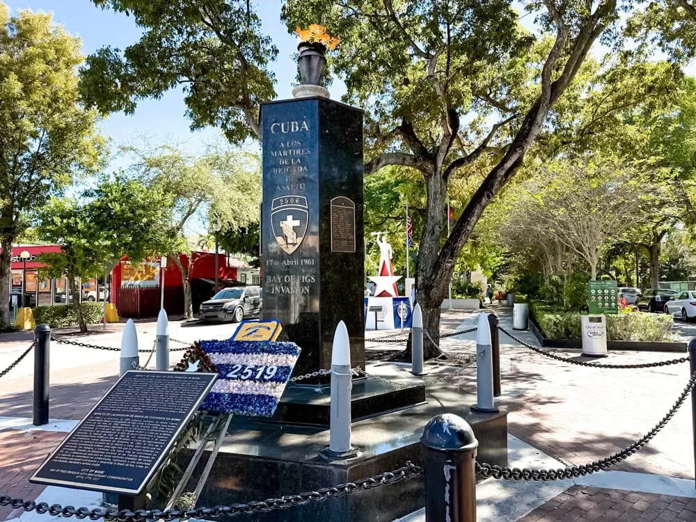 Un monumento en honor a la Brigada de la Invasión del Golfo de los Cerdos se erige en Miami el 18 de noviembre de 2025. (T.J. Muscaro/The Epoch Times)