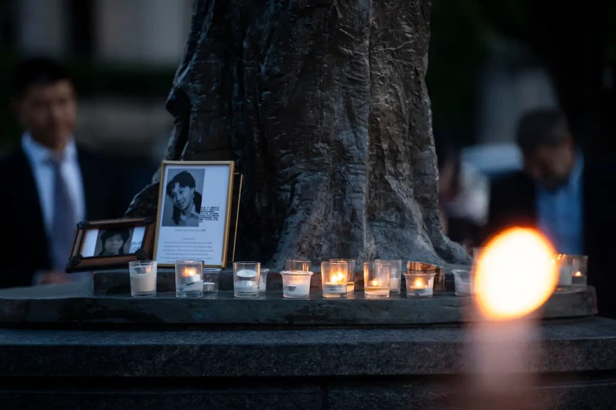 Una vigilia con velas en memoria de la masacre de la Plaza de Tiananmen, celebrada en el Monumento Conmemorativo a las Víctimas del Comunismo en Washington el 4 de junio de 2026. (Madalina Kilroy/The Epoch Times)