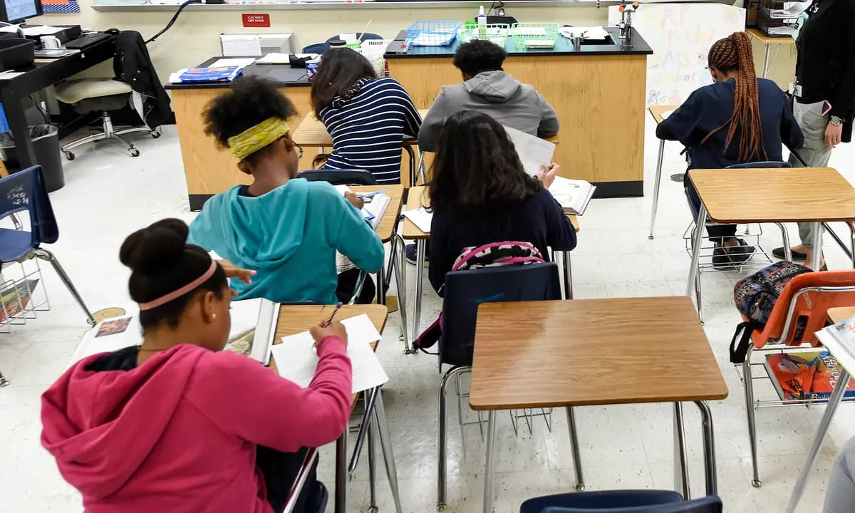 Estudiantes de preparatoria trabajan en un salón de clases en Homestead, Florida, el 10 de marzo de 2017. (Rhona Wise/AFP/Getty Images)