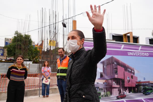 Fotografía cedida por la presidencia de México que muestra a la mandataria, Claudia Sheinbaum, saludando durante un acto protocolario este domingo, en Ciudad de México (México). (EFE/ Presidencia de México)