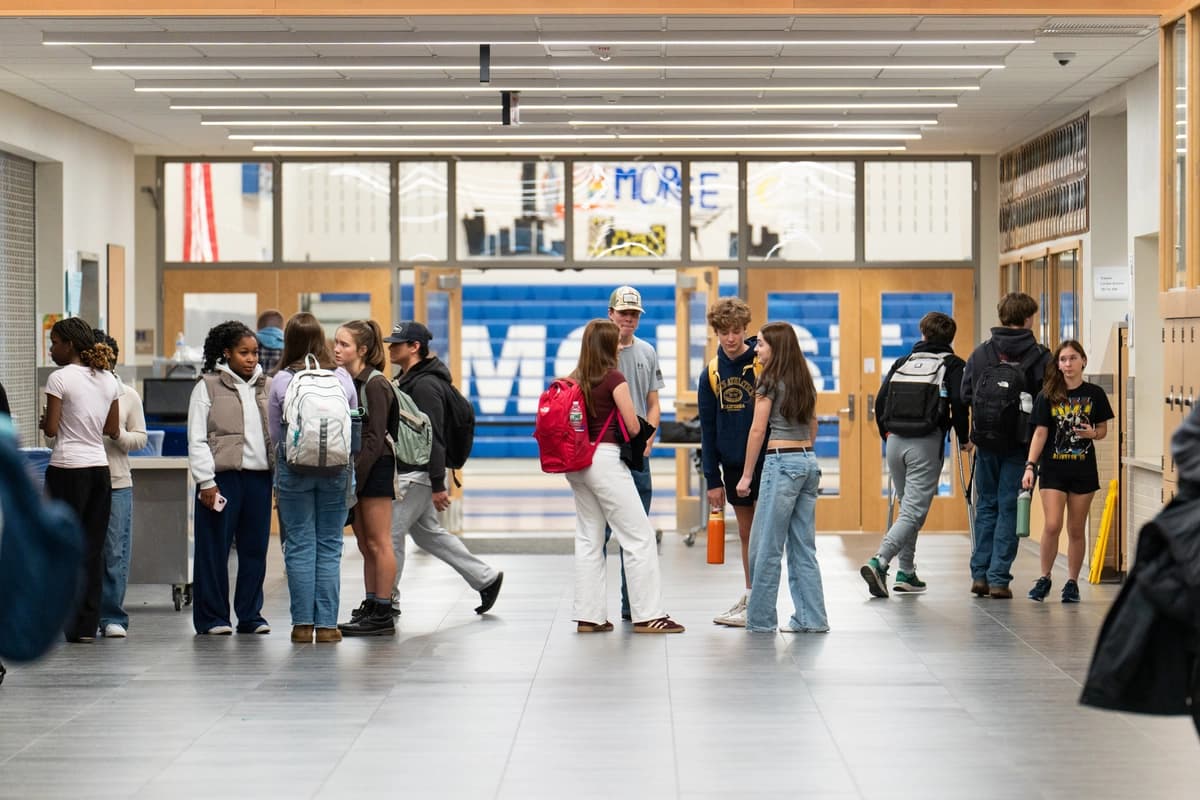 Alumnos de la Preparatoria Morse en Bath, Maine, el 4 de diciembre de 2025. (Samira Bouaou/The Epoch Times)