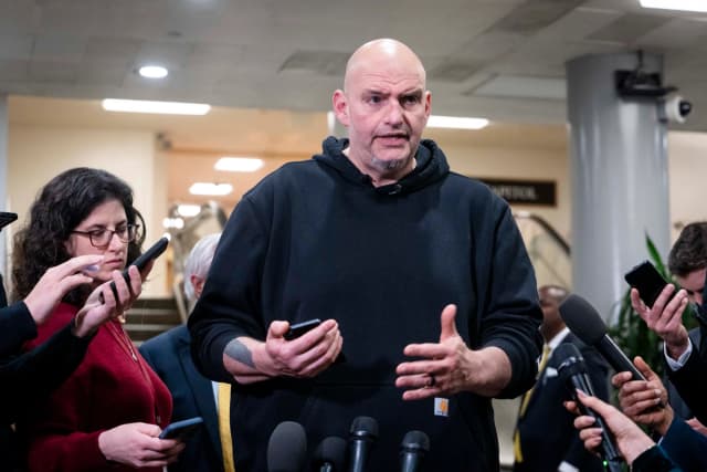 El senador John Fetterman (demócrata por Pensilvania) habla con los periodistas en el Capitolio, en Washington, el 3 de marzo de 2026. (Madalina Kilroy/The Epoch Times)
