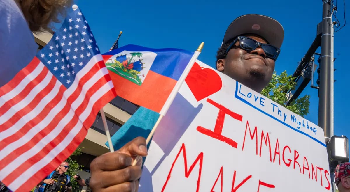 Biassu Pierre, haitiano con Estatus de Protección Temporal (TPS), reside en Springfield, Ohio, desde hace tres años. Aquí, con banderas haitianas y estadounidenses en mano, asiste a una manifestación a favor de Haití en el ayuntamiento de Springfield, Ohio, el 3 de julio de 2026. (Fotografía de Glenn Hartong para The Epoch Times).