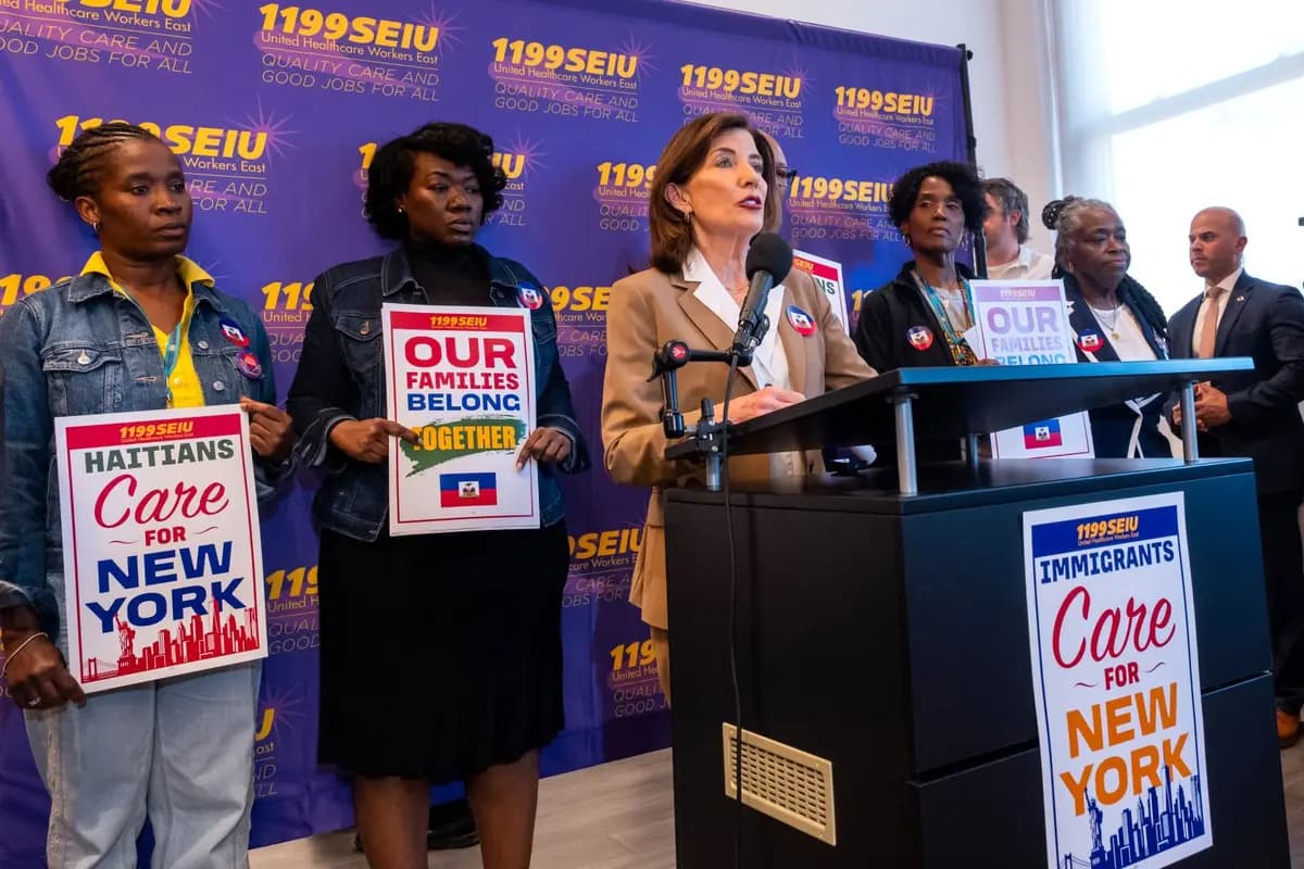 La gobernadora de Nueva York, Kathy Hochul, habla en una conferencia de prensa y un mitin en la sede de un sindicato en el distrito de Manhattan, en la ciudad de Nueva York, el 25 de junio de 2026. Hochul mostró su apoyo a las comunidades haitiana y siria después que la Corte Suprema de Estados Unidos dictaminara que la administración Trump podía poner fin al estatus de protección temporal para potencialmente millones de extranjeros, entre ellos más de 350,000 haitianos y sirios. (Spencer Platt/Getty Images)