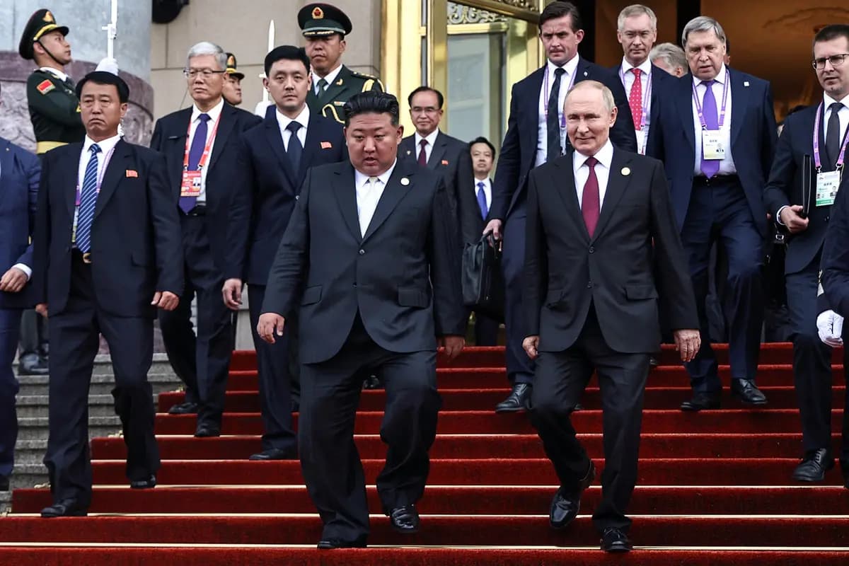 En esta fotografía de prensa distribuida por la agencia estatal rusa Sputnik, el presidente ruso Vladimir Putin (centro, a la derecha) y el líder norcoreano Kim Jong Un (centro, a la izquierda) se retiran tras su reunión en Beijing el 3 de septiembre de 2025. (Alexander Kazakov/POOL/AFP vía Getty Images).