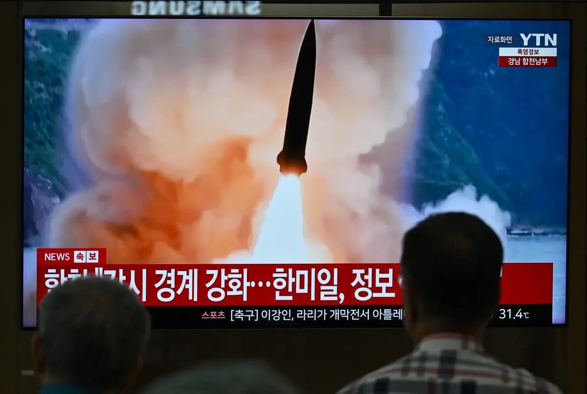 Varias personas observan una pantalla de televisión en la que se transmite un noticiero con imágenes de archivo de una prueba de misiles de Corea del Norte, en una estación de tren de Seúl, el 20 de agosto de 2026. (Jung Yeon-je / AFP vía Getty Images).
