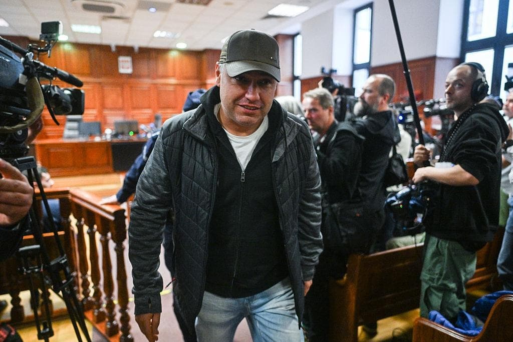 El ucraniano Volodymyr Zhuravlyov sale en libertad de la corte tras la decisión del juez de denegar la solicitud de extradición de Alemania y levantar su prisión preventiva en la corte de distrito de Varsovia, Polonia, el 17 de octubre de 2025. (Omar Marques/Getty Images)