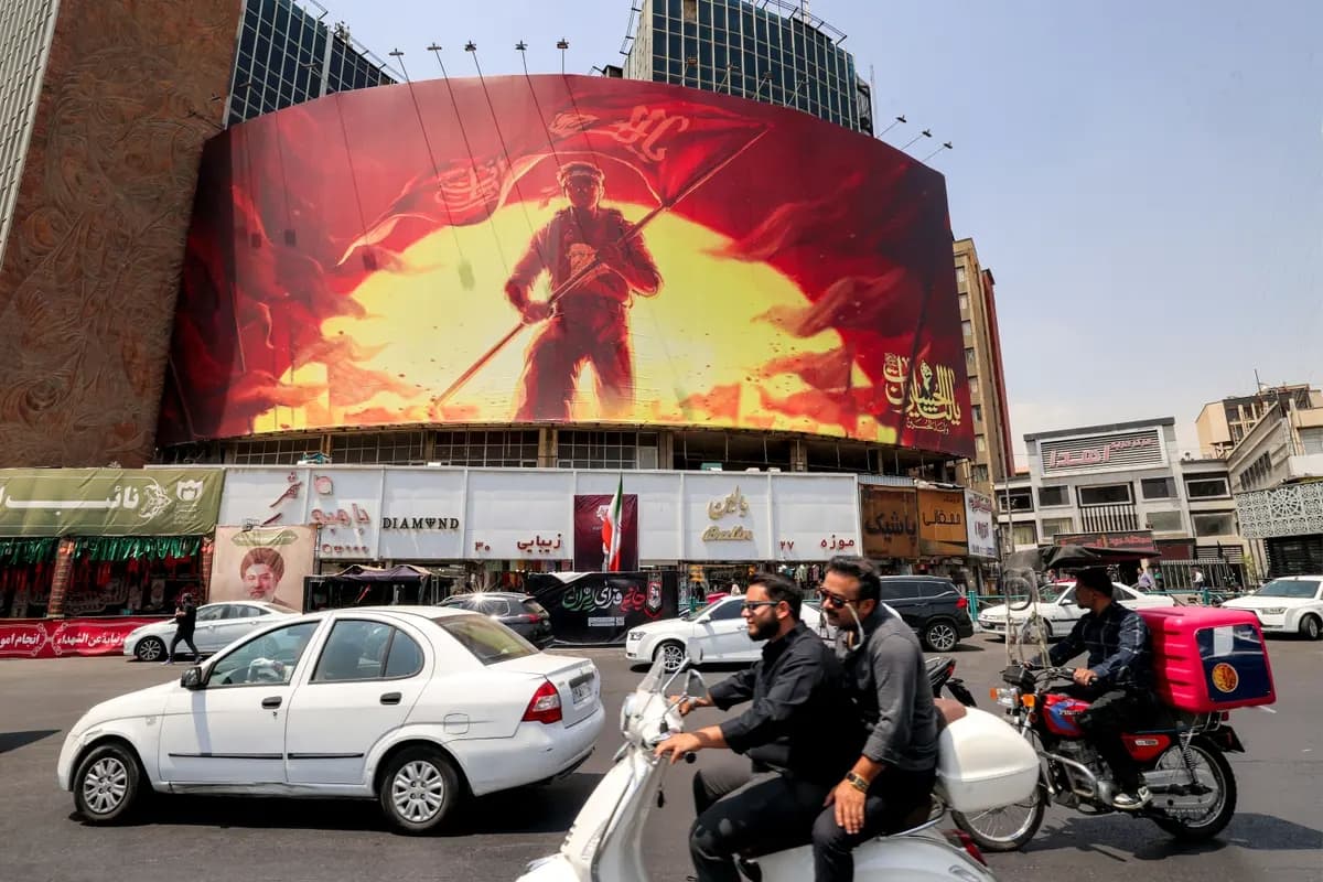 Tráfico frente a una valla publicitaria política en la plaza Valiasr, en el centro de Teherán, Irán, el 8 de agosto de 2026. (Atta Kenare/AFP vía Getty Images)