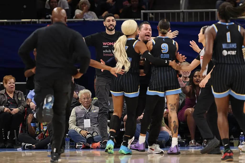 El exjugador de baloncesto Enes Kanter Freedom y Natasha Cloud, número 9 del Chicago Sky, se gritan mutuamente durante la segunda mitad del partido entre el Chicago Sky y el Indiana Fever en el Wintrust Arena de Chicago, Illinois, el 23 de agosto de 2026. (Michael Reaves/Getty Images)