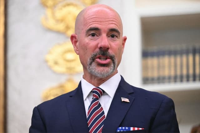 El administrador de la Agencia Antidroga (DEA), Terry Cole, interviene tras la firma por parte del presidente de EE. UU., Donald Trump, de una orden para enviar tropas de la Guardia Nacional a Memphis, en el Despacho Oval de la Casa Blanca, en Washington, D. C., el 15 de septiembre de 2025. (SAUL LOEB/AFP vía Getty Images)