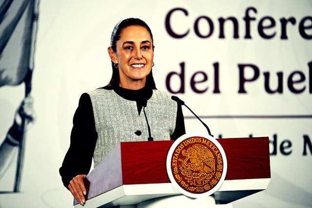 La presidenta de México, Claudia Sheinbaum, reacciona durante una rueda de prensa este lunes, en Palacio Nacional de la Ciudad de México (México). Sheinbaum pidió que la persona que sustituya a Rubén Rocha Moya al frente del Gobierno de Sinaloa tenga “capacidad, honestidad, profesionalismo y entrega al pueblo”, mientras el Congreso estatal se dispone a elegir a su relevo interino tras su nueva y sorpresiva petición de separación del cargo en medio de acusaciones de vínculos con el crimen organizado. (EFE/Mario Guzmán)
