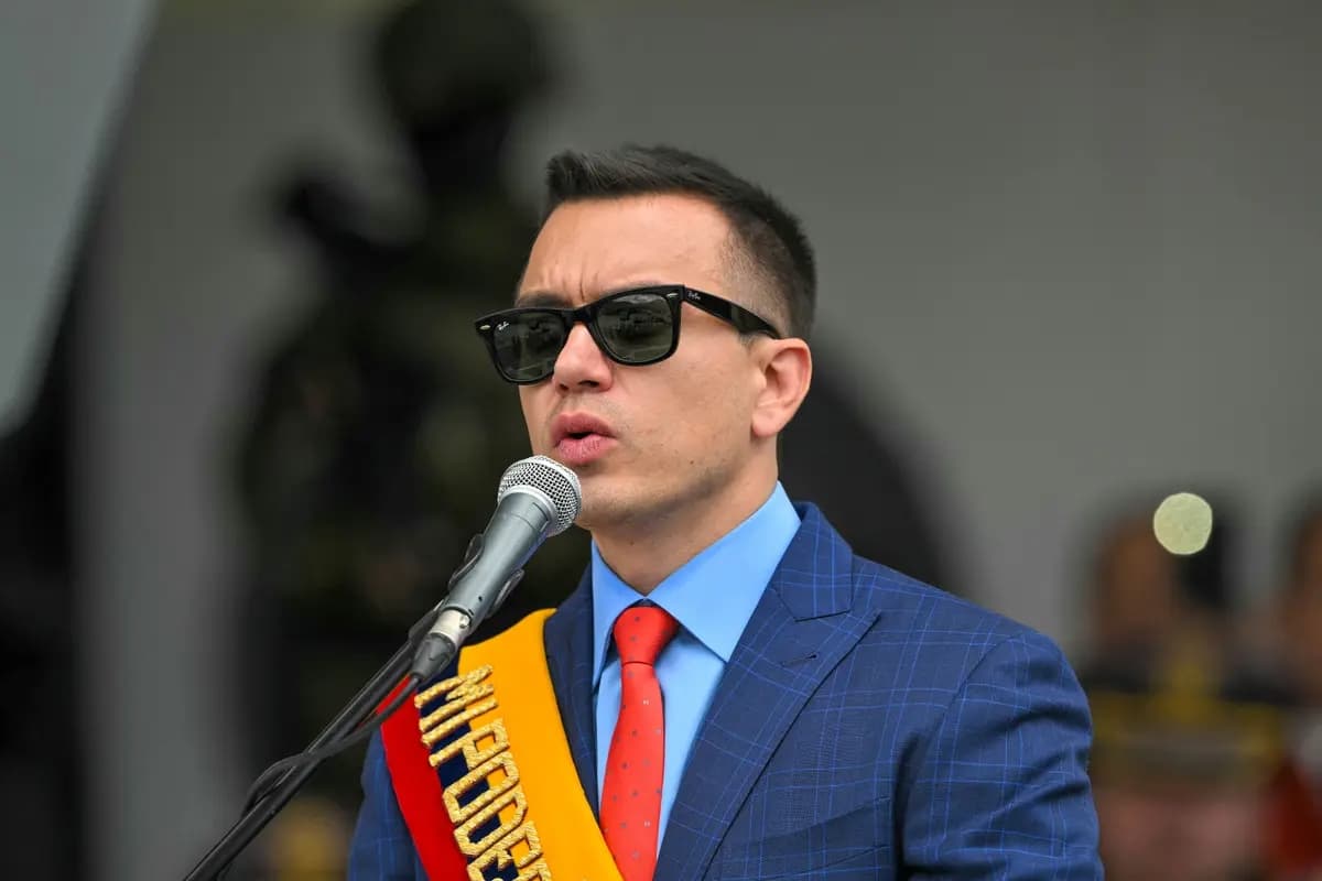 El presidente ecuatoriano Daniel Noboa pronuncia un discurso en la Escuela Militar Superior Eloy Alfaro, en las afueras de Quito, el 26 de noviembre de 2025. (Rodrigo Buendía/AFP vía Getty Images)