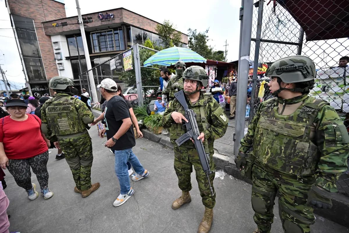Miembros del ejército patrullan un mercado mientras realizan controles de armas y drogas en Quito el 10 de febrero de 2026, como parte de la lucha contra la delincuencia. (Rodrigo Buendía/AFP vía Getty Images)