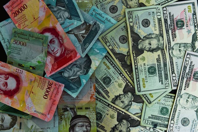 Imagen de billetes de bolívar venezolano y de dólar estadounidense en Caracas, el 2 de agosto de 2018. (Federico PARRA / AFP vía Getty Images)