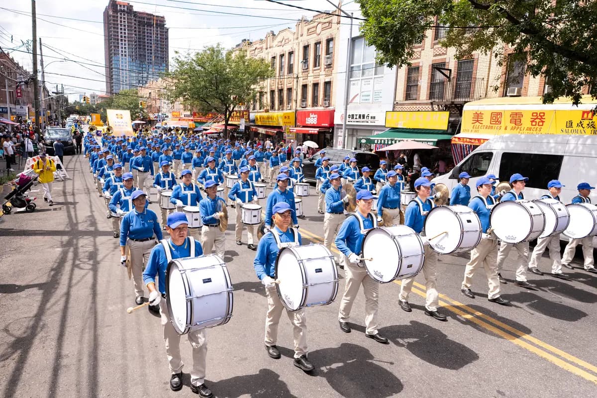 <em>Practicantes de Falun Dafa participan en una marcha en Brooklyn, Nueva York, el 23 de agosto de 2026. (Larry Dye/The Epoch Times).</em>