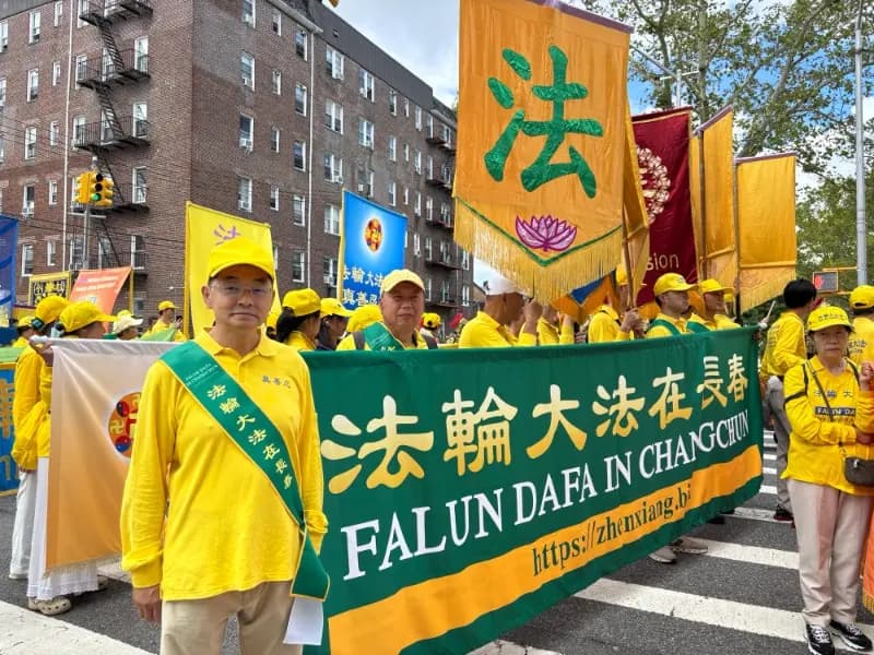 <em>Guan Liantao en una marcha de Falun Gong en Brooklyn, Nueva York, el 23 de agosto de 2026. (Ruo Shui/The Epoch Times).</em>