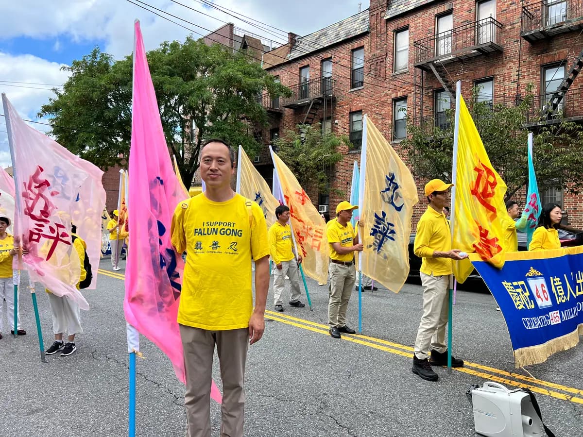 <em>Gao Fei en una marcha de Falun Gong en Brooklyn, Nueva York, el 23 de agosto de 2026. (Cai Rong/The Epoch Times).</em>
