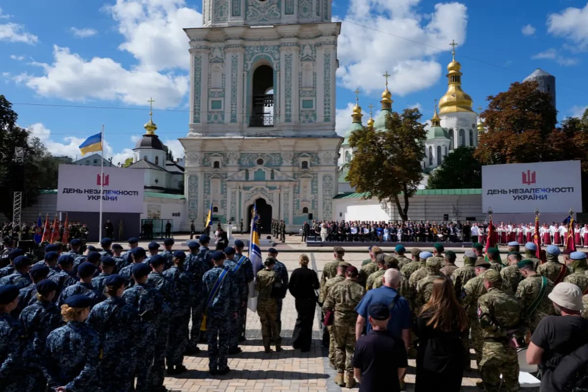 <em>Funcionarios ucranianos y extranjeros asisten a una ceremonia conmemorativa del Día de la Independencia de Ucrania en Kiev, Ucrania, el 24 de agosto de 2026. (Foto de Efrem Lukatsky/AP).</em>