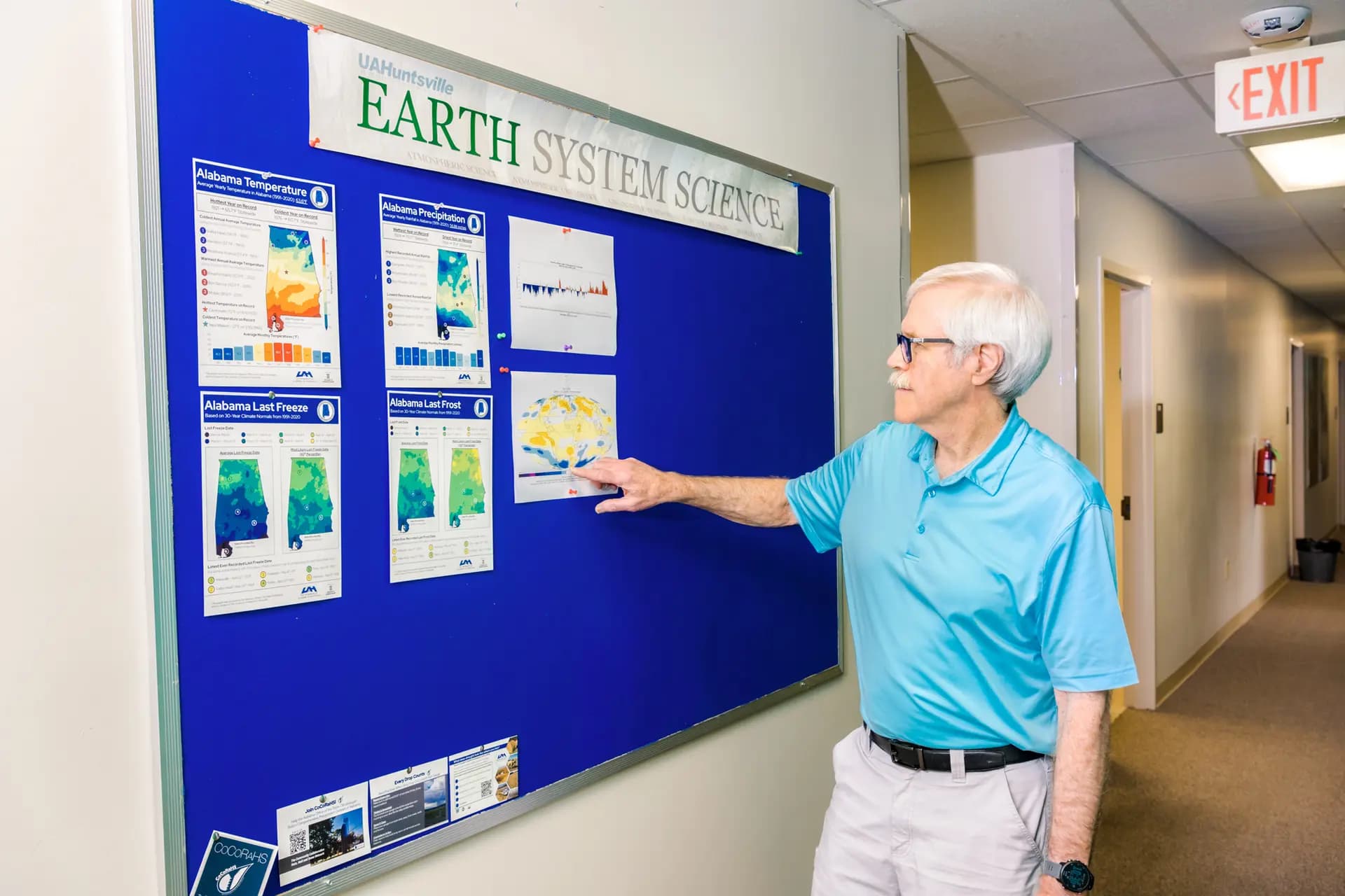 (Arriba) John Christy se encuentra junto a un termómetro protegido contra la radiación en la Universidad de Alabama en Huntsville, Alabama, el 12 de agosto de 2026. (Abajo) John Christy observa un tablero en la Universidad de Alabama en Huntsville, Alabama, el 12 de agosto de 2026. La investigación de Christy implicó revisar informes originales, incluyendo más de un siglo de informes de estaciones meteorológicas, desde las primeras anotaciones manuscritas del Cuerpo de Señales del Ejército y de la Oficina Meteorológica. (JP Bond para The Epoch Times).