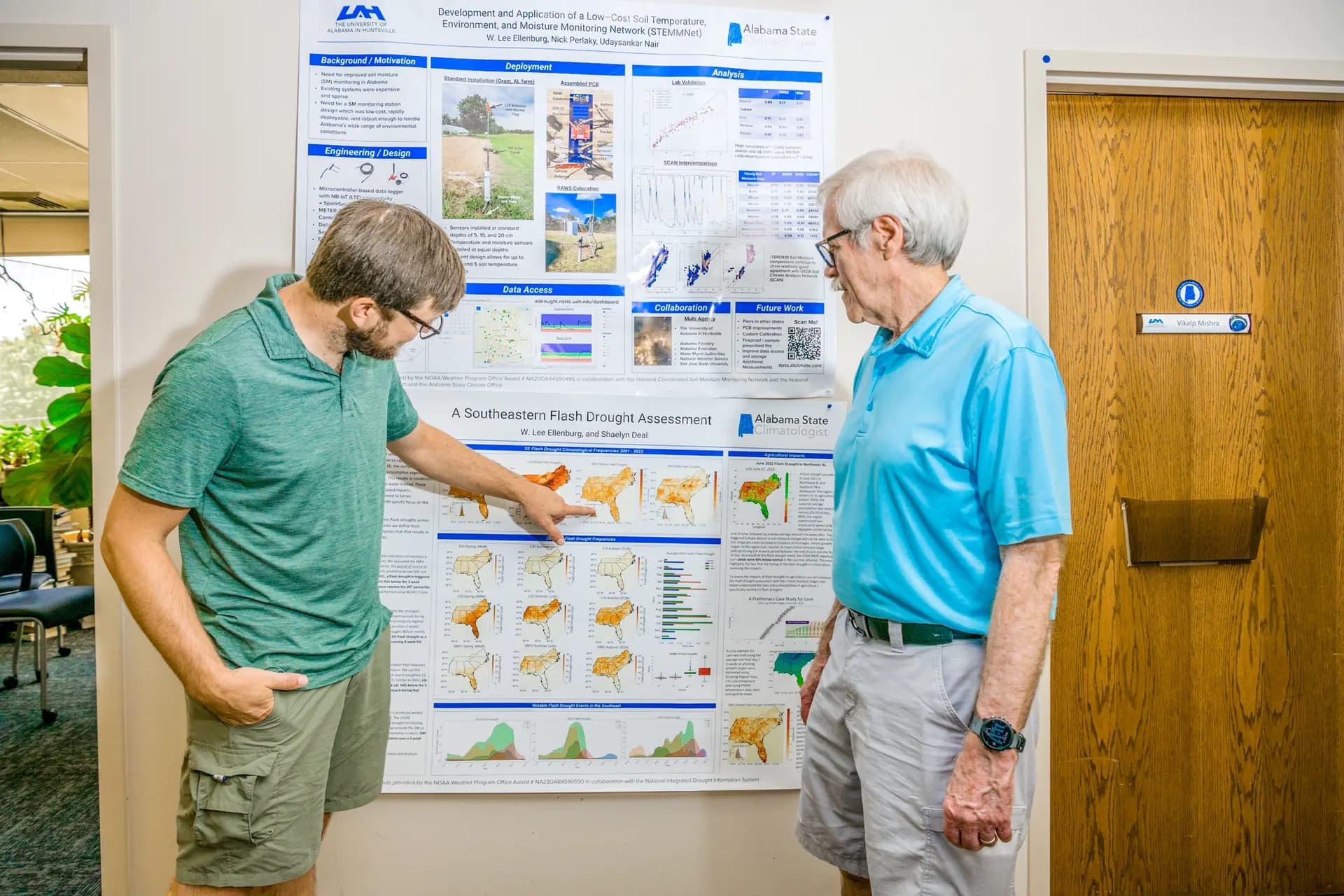 La climatóloga estatal de Alabama, Lee Ellenburg (izquierda), y John Christy en la Universidad de Alabama en Huntsville, Alabama, el 12 de agosto de 2026. Christy se retiró del cargo de climatólogo estatal en enero, tras más de dos décadas en el puesto. (JP Bond para The Epoch Times).
