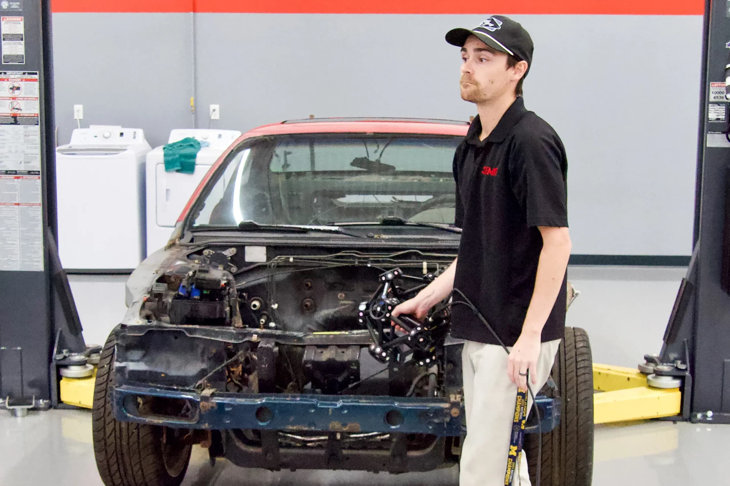 <em>Un empleado de SEMA utiliza un escáner 3D en el taller Detroit Garage de la compañía en Plymouth, Michigan, el 28 de julio de 2026. (Travis Gillmore/The Epoch Times).</em>