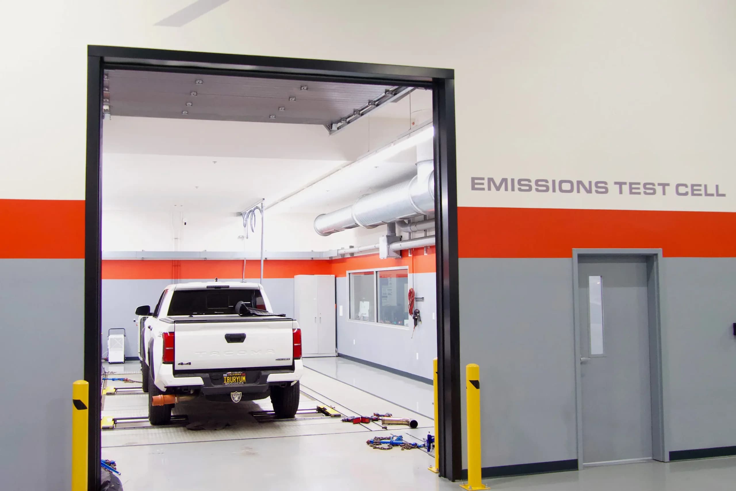<em>Un vehículo se encuentra en una celda de pruebas de emisiones antes de ser sometido a pruebas en el Detroit Garage de SEMA en Plymouth, Michigan, el 28 de julio de 2026. (Travis Gillmore/The Epoch Times).</em>