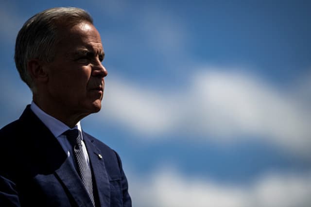 El primer ministro canadiense Mark Carney habla sobre la disputa comercial con Estados Unidos durante una conferencia de prensa en el astillero Davie, en Lévis, Quebec, el 24 de agosto de 2026. (Andrej Ivanov/AFP vía Getty Images).
