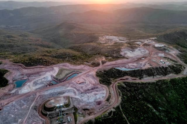Una mina operada por el Grupo Serra Verde extrae elementos de tierras raras, como neodimio, praseodimio, terbio y disprosio, esenciales para la producción de imanes permanentes, en Minacu, estado de Goiás, Brasil, el 28 de julio de 2025.  Foto de archivo de (Eraldo Peres/AP).