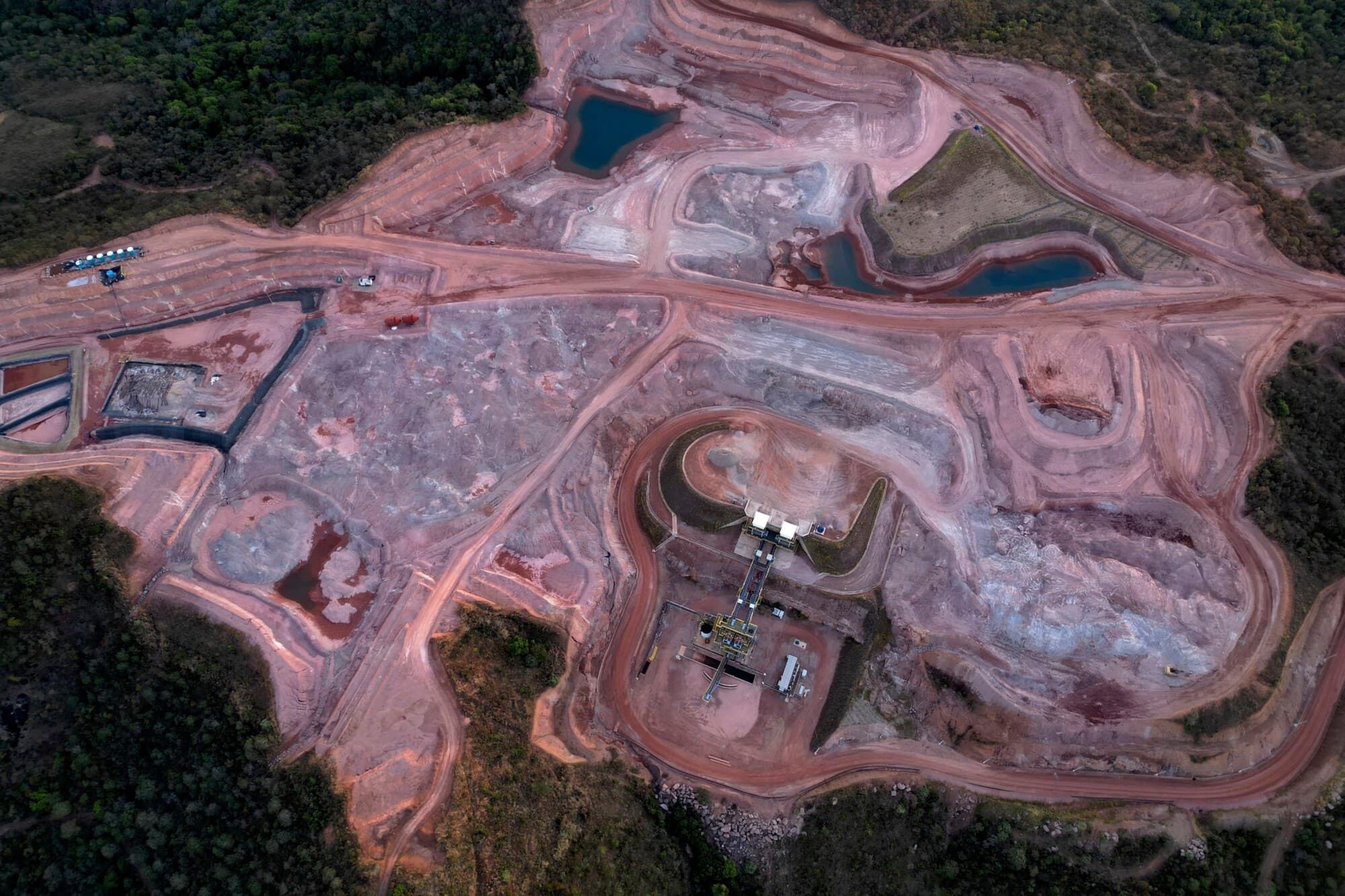 Una mina del Grupo Serra Verde extrae tierras raras, como neodimio, praseodimio, terbio y disprosio, esenciales para producir imanes permanentes, en Minaçu, Goiás, Brasil, el 28 de julio de 2025. (Eraldo Peres/AP).