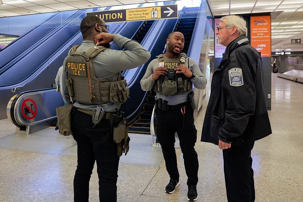Agentes del Servicio de Inmigración y Control de Aduanas (ICE) patrullan el Aeropuerto Internacional de Dulles en Virginia el 24 de marzo de 2026. (Heather Diehl/Getty Images)