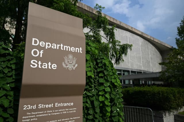 Un cartel en el exterior del Departamento de Estado en Washington el 11 de julio de 2025. (Saule Loeb/AFP vía Getty Images).