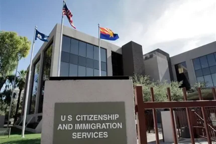 El edificio del Servicio de Ciudadanía e Inmigración de Estados Unidos en Phoenix, en una fotografía de archivo sin fecha. (Matt York/AP).