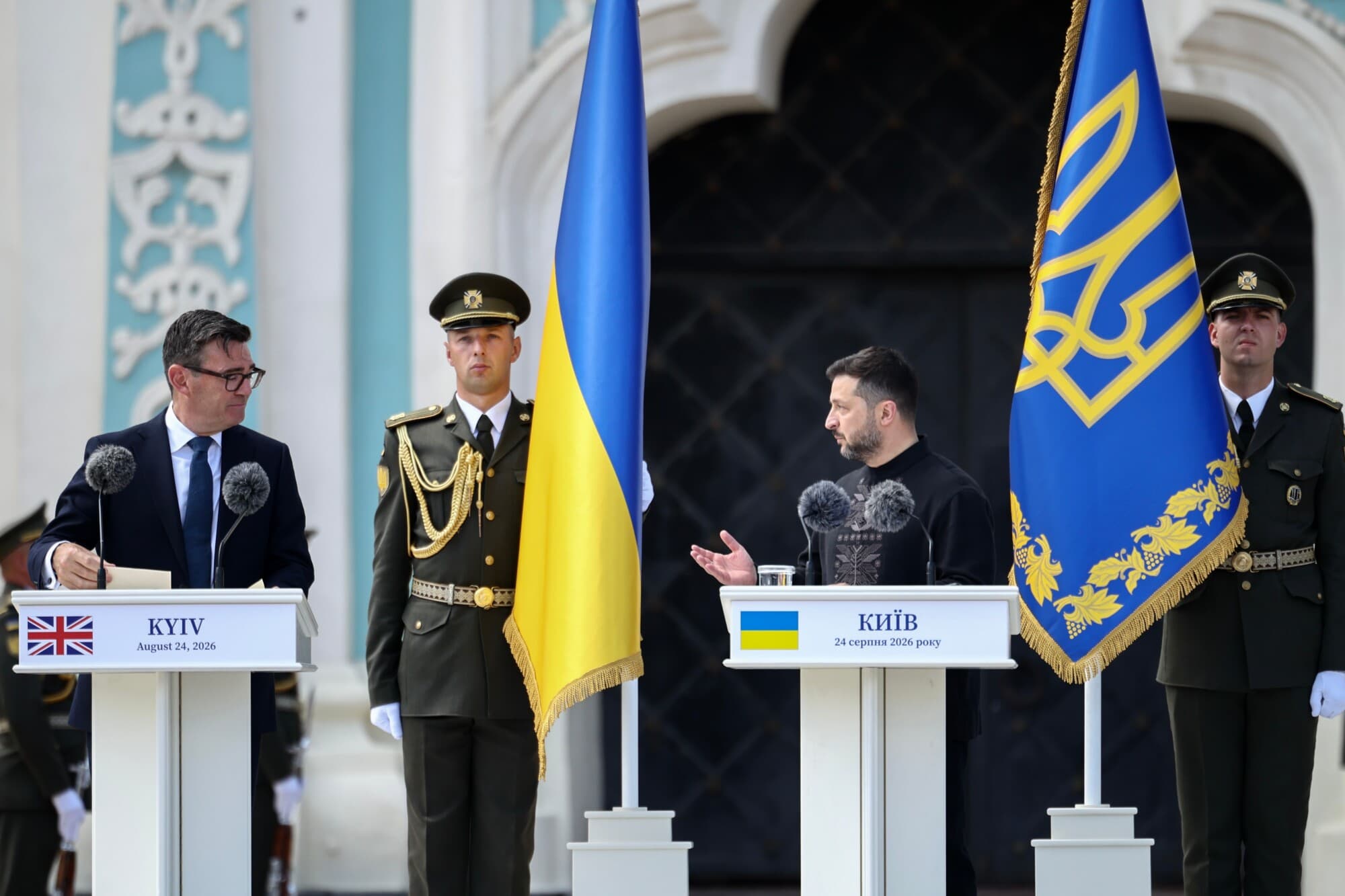 El primer ministro británico, Andy Burnham (izquierda), observa al presidente ucraniano, Volodymyr Zelenskyy (derecha), durante un discurso en una ceremonia por el 35.º aniversario de la independencia de Ucrania, frente a la catedral de Santa Sofía en Kiev, el 24 de agosto de 2026. (Henry Nicholls/Pool Photo vía AP).