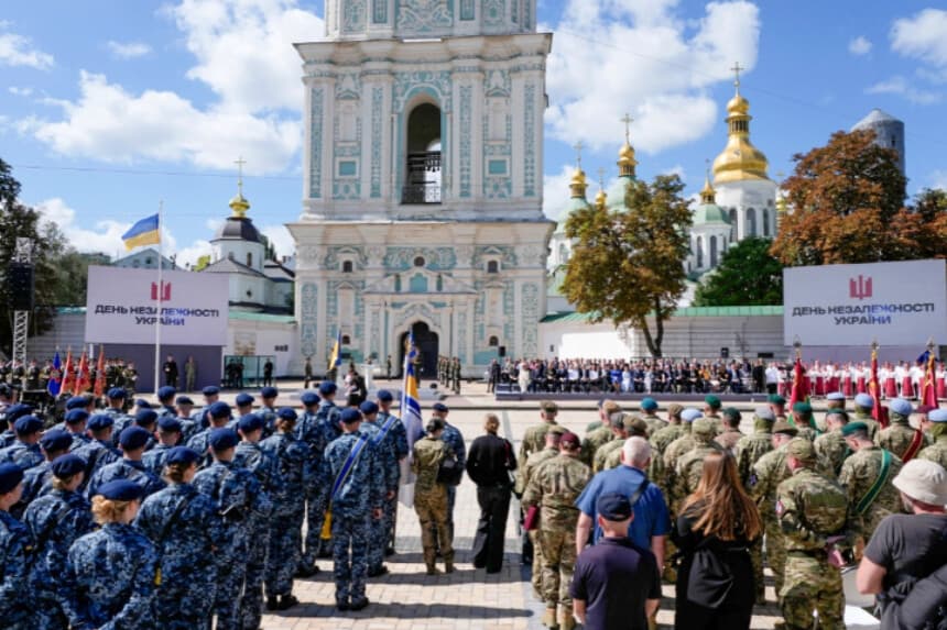 Funcionarios ucranianos y extranjeros asisten a una ceremonia conmemorativa del Día de la Independencia de Ucrania en Kiev, Ucrania, el 24 de agosto de 2026. (Efrem Lukatsky/AP).
