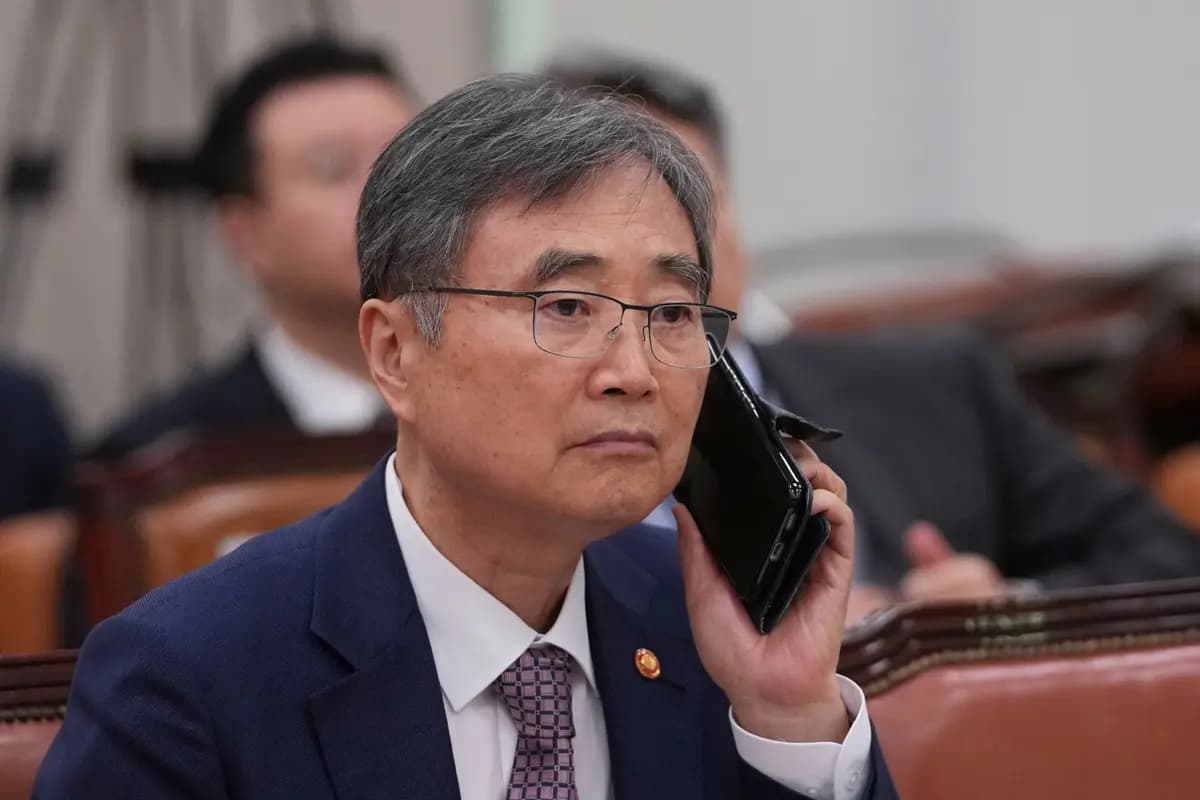 El ministro de Relaciones Exteriores de Corea del Sur, Cho Hyun, sostiene su teléfono celular antes de una sesión de la Comisión de Relaciones Exteriores y Unificación en la Asamblea Nacional de Seúl, Corea del Sur, el 8 de septiembre de 2025. (Lee Jin-man/AP Photo).