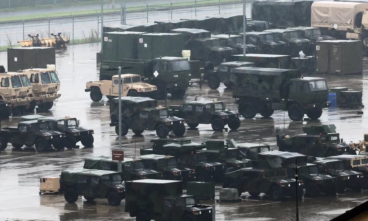 Vehículos militares estadounidenses estacionados en Camp Humphreys, en Pyeongtaek, Corea del Sur, el 21 de agosto de 2026. (Hong Ki-won/Yonhap vía AP).