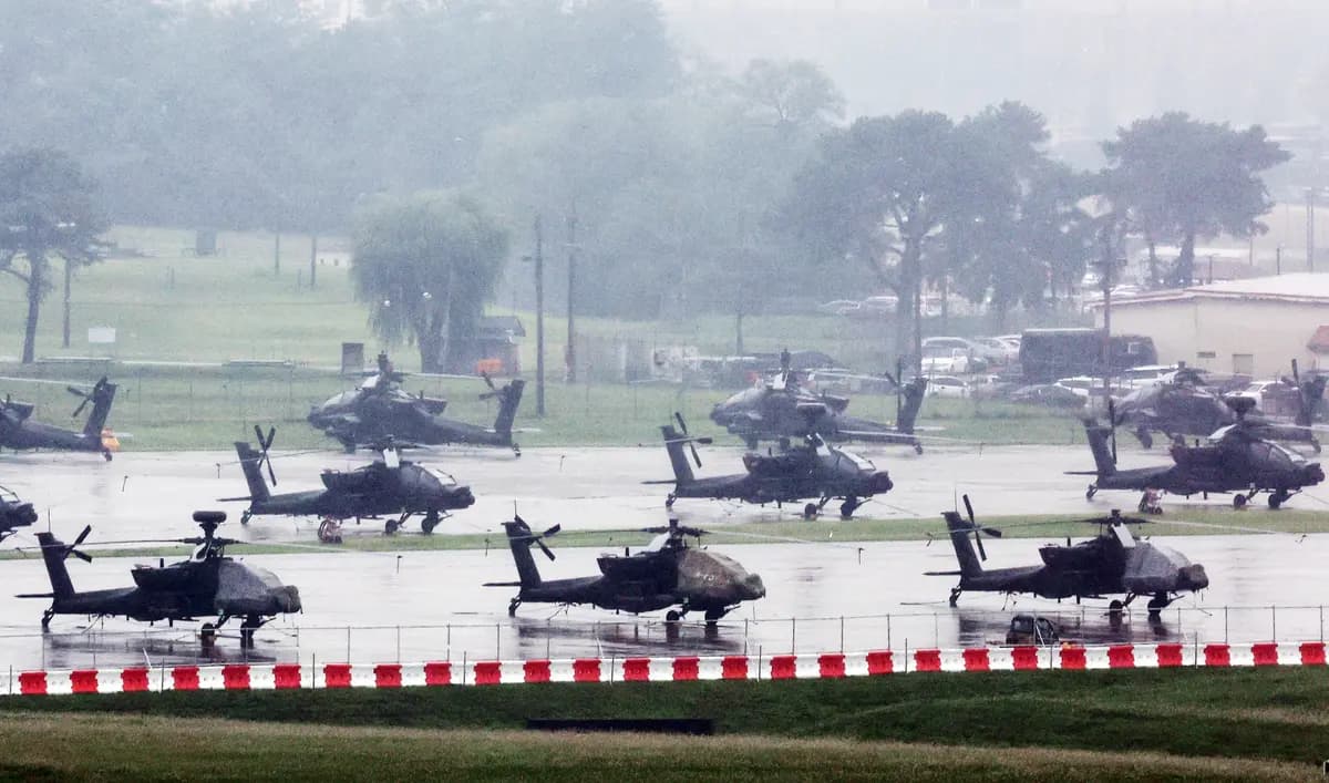 Helicópteros Apache de EE. UU. se encuentran estacionados en Camp Humphreys, en Pyeongtaek, Corea del Sur, el 21 de agosto de 2026. (Hong Ki-won/Yonhap vía AP).