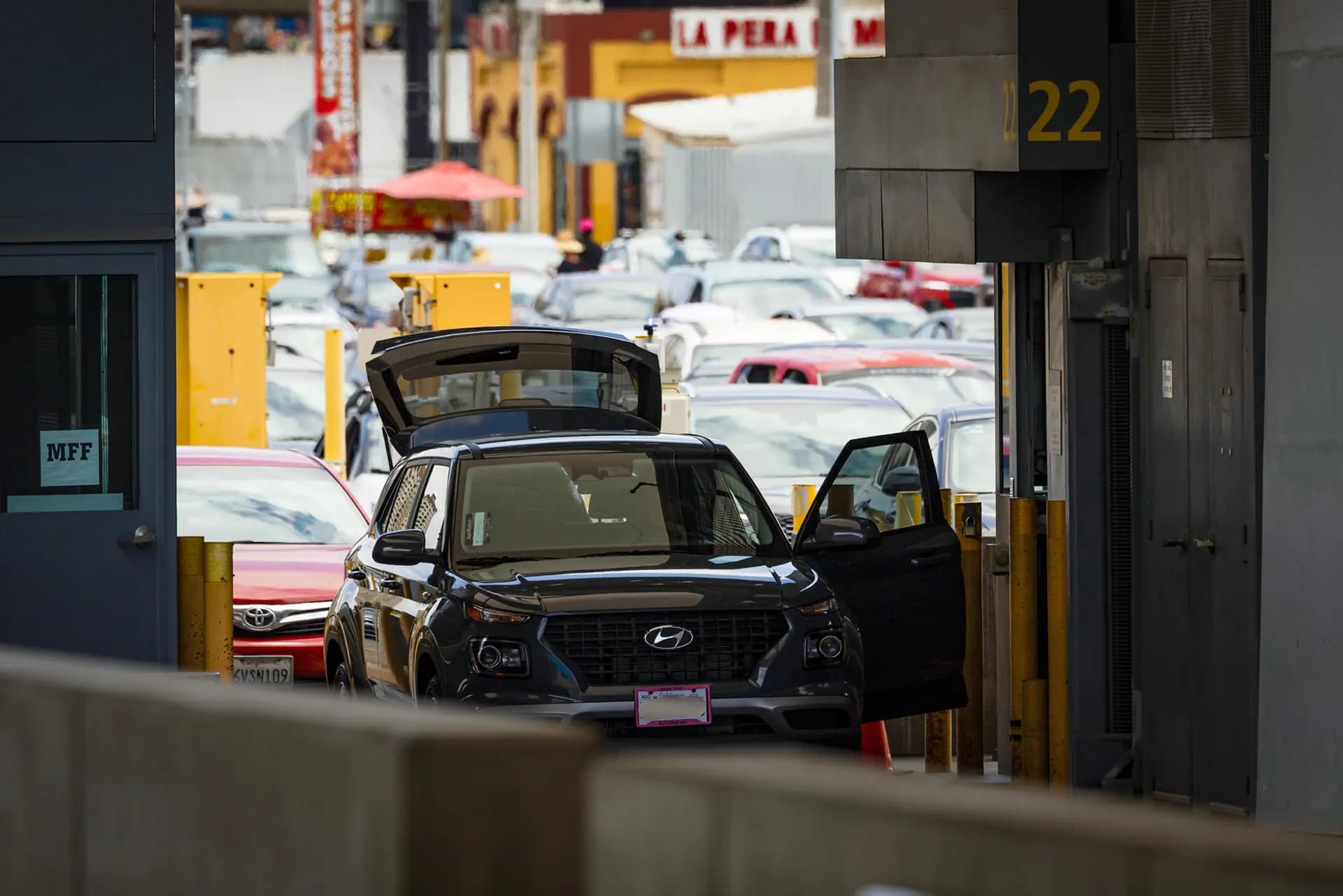 El 26 de mayo de 2026 se registra un vehículo en el puerto de entrada de San Ysidro, en las afueras de San Diego. (John Fredricks/The Epoch Times).