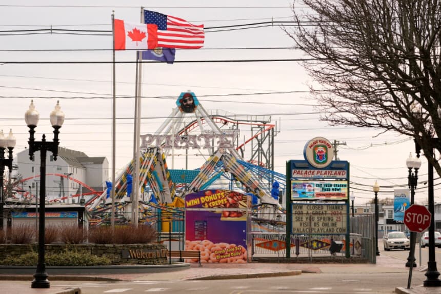 Banderas de EE. UU. y Canadá ondean cerca del parque Palace Playland, el 2 de abril de 2025, en Old Orchard Beach, Maine, destino turístico popular entre visitantes franco-canadienses. (AP/Robert F. Bukaty, Archivo).