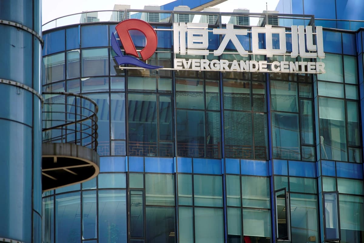 Logotipo de China Evergrande Group visto en el Evergrande Center de Shanghái el 22 de septiembre de 2021. (Aly Song/Reuters).